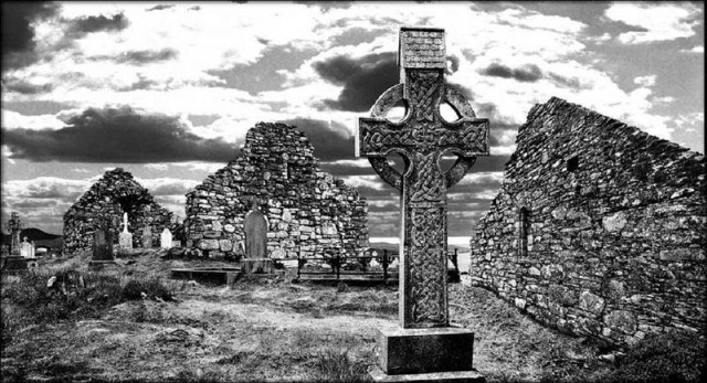 [celtic-cross-metallic-grave[4].jpg]