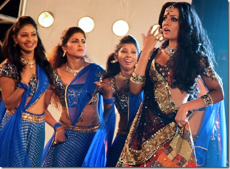 03 Bipasha basu and Celina jaitley’s new year performances  
