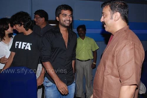 [Kamal greets Simbu[1].jpg]