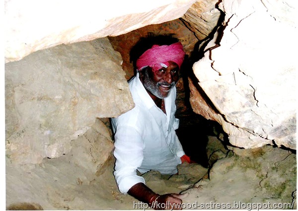 [Rajini-at-Babaji-Caves8[5].jpg]