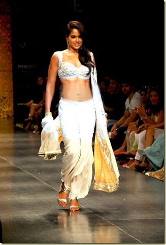 Sameera-Reddy-at-Lakme-Fashion-Week-1-500x744