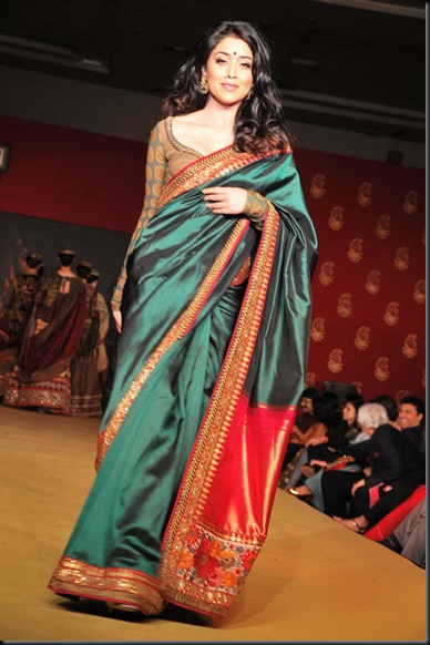 Shriya Saran Handloom Fashion Show Gallery4