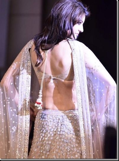 Anushka Sharma looking sexy at Mijwan Fashion show3