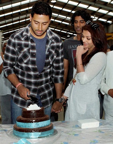 [Aishwarya-Rai-Bachchan-and-Abhishek-Bachchan-at-his-Birthday-Celebration-in-New-Zealand-1[2].jpg]