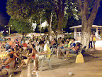 Moradores e turistas assistindo o show. Stress não tem vez aqui!