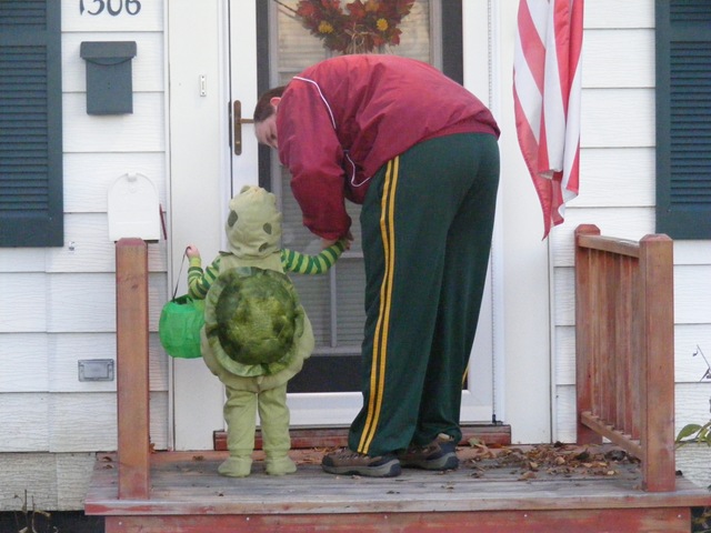 [raking leaves halloween with Raleigh 063[3].jpg]