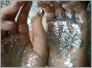 glitter,hands,silver,ffffound,-ccdc9a1bdf9c2e12d5356e02218d5819_h