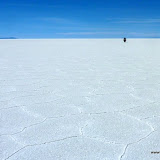 einsamer Motorradfahrer auf dem Salar de Uyuni