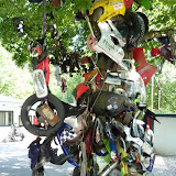 Skulptur aus Mopedresten an der Dragontailroad