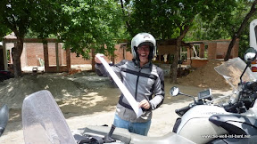 Simon mit der überdimensionalen Quitung für den Nationalpark Tayrona
