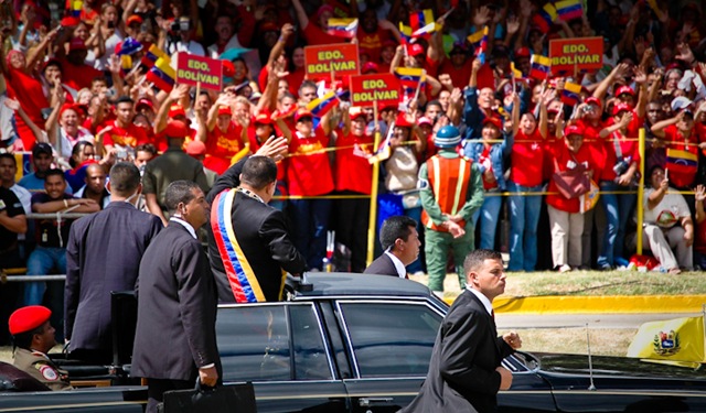 [Chavez waves to Chavistas from Bolivar State[6].jpg]