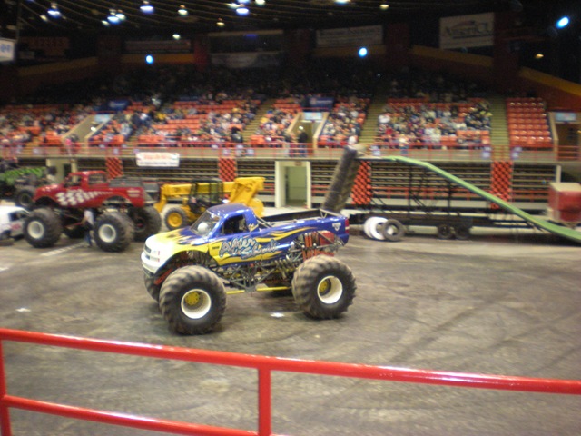 [monster trucks 011[2].jpg]