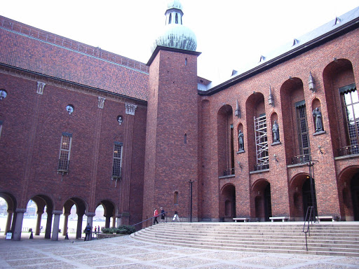After entering into the gate, inside the courtyard of City Hall. 进了大门，在市政厅的大院里面。