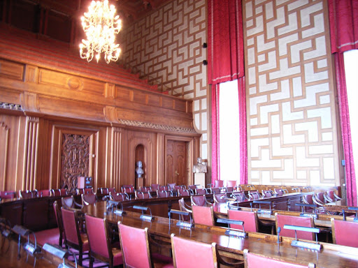 The meeting room. It is interesting that there is another room nearby for the babies, because all the politicians are "part-time", they come to have meeting after they are off from their full-time job, so they often bring their babies here. 会议室。很有趣的是旁边一个小房间是专门给议员的小孩子的，因为议员都是兼职的，他们有自己的全职工作，他们往往是下班之后带着孩子来开市政会议。
