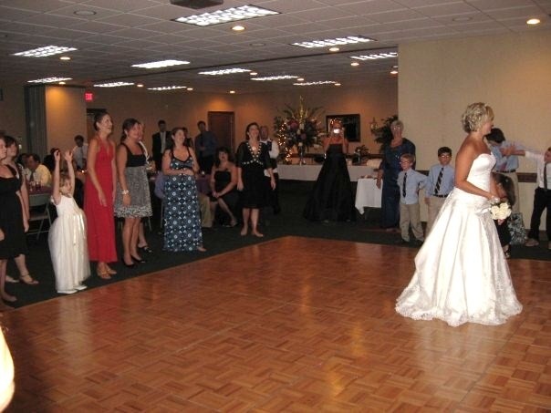 [Wedding..throwinthebouquet2.jpg]