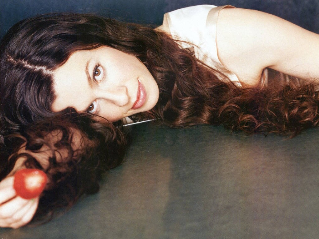 [Alanis Morissette 1024x768 12 hollywood celebrity wallpapers[2].jpg]