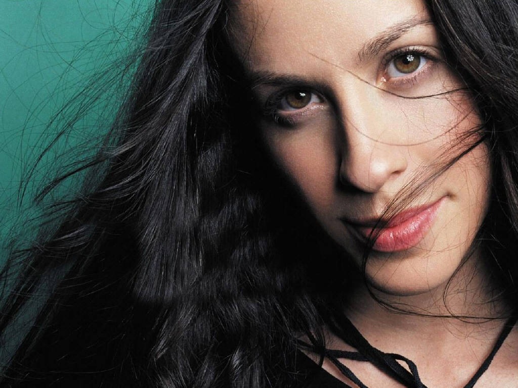 [Alanis Morissette 1024x768 11 high quality celebrity wallpapers[2].jpg]
