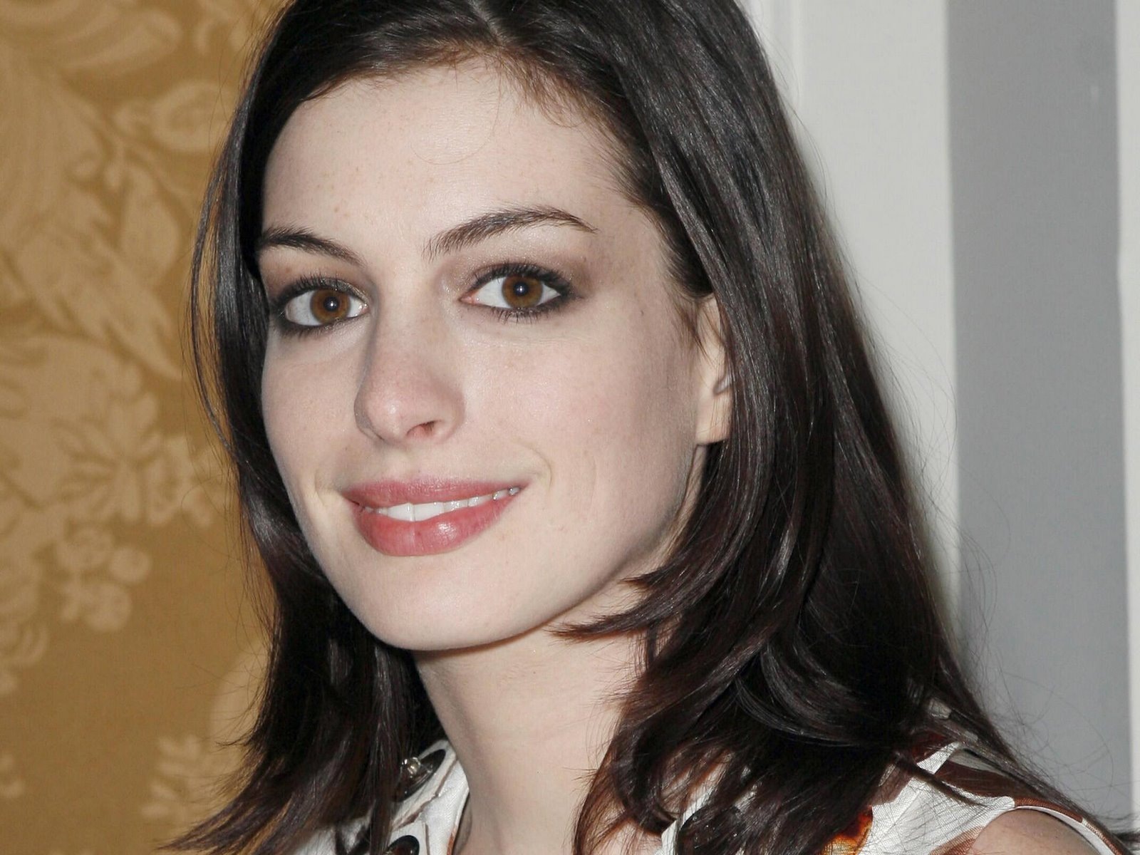 [Anne Hathaway 13 1600x1200 unique desktop wallpapers[2].jpg]