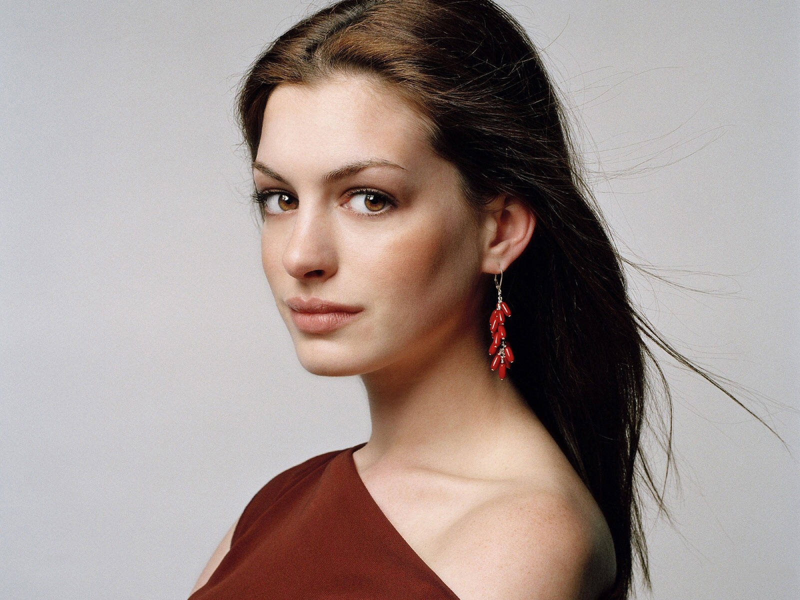 [Anne Hathaway 33 1600x1200 unique desktop wallpapers[2].jpg]
