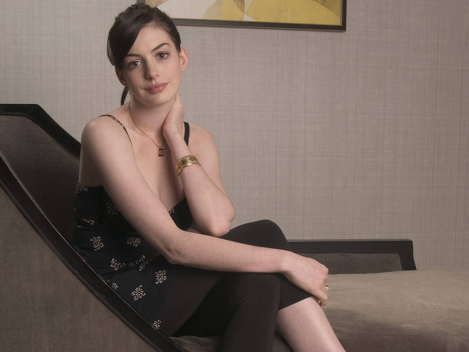 [Anne Hathaway 73 1600x1200 unique desktop wallpapers[2].jpg]