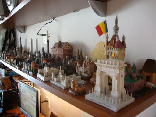 Na foto, um pedacinho da Europa na estante do meu quarto. Se podem ver miniaturas de, pela ordem, Romênia, Alemanha, Turquia, França e Espanha.