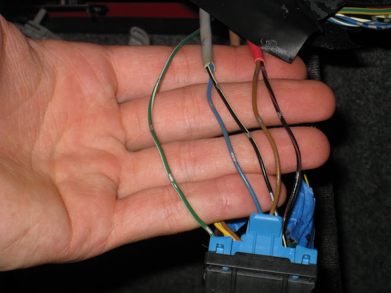 Where do you put the blue wire on an amp?