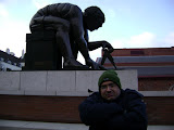 Estátua em homenagem ao newton...