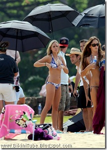 laura-vandervoort-bikini-5