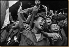 ekspresi-mahasiswa-soeharto-jatuh-foto-by-james-nachtwey meroyan