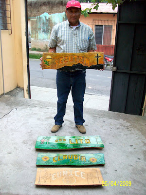 Manuel Mazariego mostrando el tallado en madera o descostillo