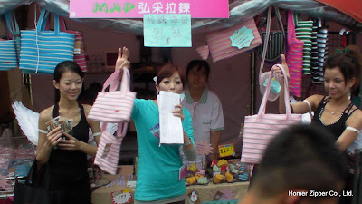 主持人與SHOW GIRL也來推廣我們的拉鍊包