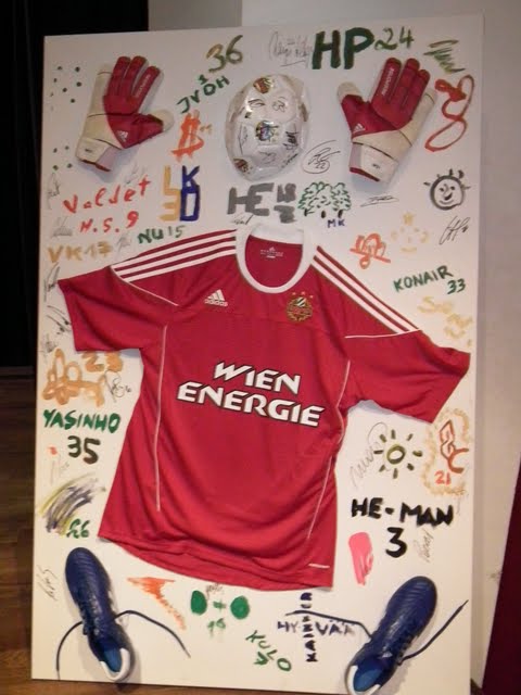 das signierte HP24 Trikot