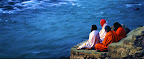 Sri Sri au bord du Gange, reconnu comme un saint dans la vallée des saints