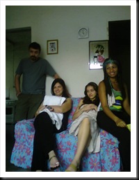 Renato Peres, Gláucia Alves (mãe de Aléxia), Aléxia Cabral e Fausta Moreira assistindo a gravação.
