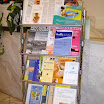Unser Regal mit Informationsmaterialien.JPG