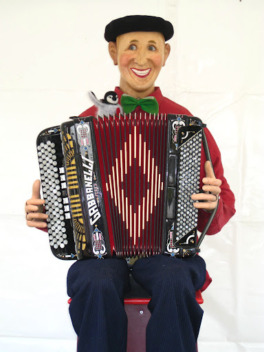 And what visit to France would not complete without a little accordion music?