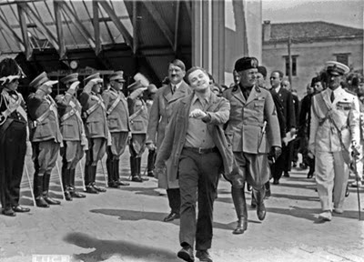 leo_Strutting_Meme_02