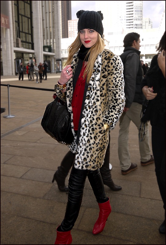 [w red boots leopard coat black hat ol[3].jpg]