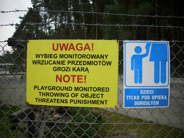 Tabliczka ostrzegawcza przy wybiegu niedźwiedzia himalajskiego