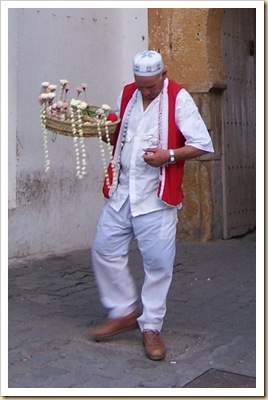 Túnez, un vendedor de jazmín, con su atavío tradicional.