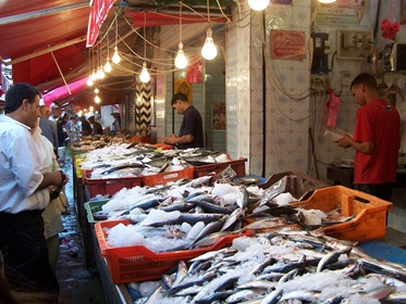 [236 - Túnez, la medina. Mercado El Galla o Mercado Central, uno de los puestos de pescado.[6].jpg]