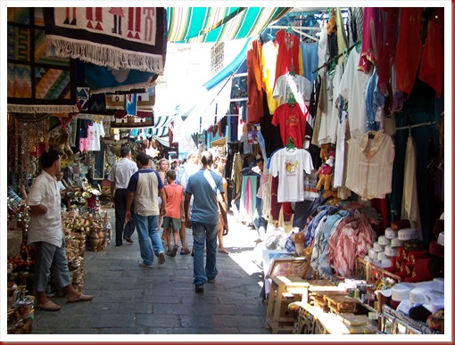 047 - Túnez, la medina. La Rue Jamâa ez Zitouna con sus puestos específicos para turistas.