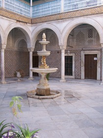 [217 - Túnez, la medina. El patio central del Dar Ben Abdallah.[5].jpg]