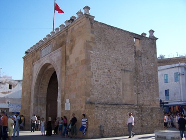 [033 - Túnez, la Puerta de Francia,  antes llamada Puerta del Mar, (Bab el Bhar).[6].jpg]