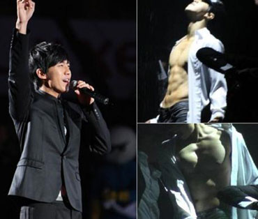 เชิญรับชมกล้ามท้องช็อคโกแลตของ Lee Seung Gi