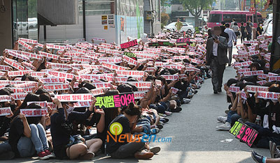 แฟนคลับ 2PM รวมตัวที่หน้า JYP เพื่อเรียกร้องให้นำ Jaebum กลับมา