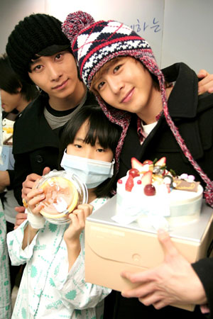 2PM ไปเยี่ยมเด็กๆ ที่โรงพยาบาลเนื่องในงาน “Hope For Children