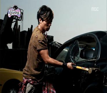 Yoo Jae Suk เป็นหนุ่มเท่ห์ในปฏิทิน Infinity Challenge 2011
