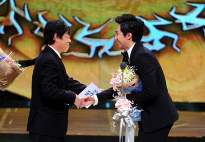 Kang Ho Dong คว้ารางวัลแดซางในงานประกาศรางวัล SBS Entertainment ปี 2010