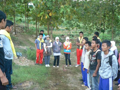 LA KOK ADA YANG SMSAN TUH